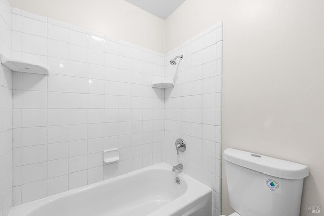 bathroom with tiled shower / bath and toilet