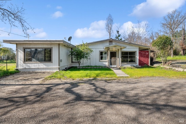 view of front facade with a front yard