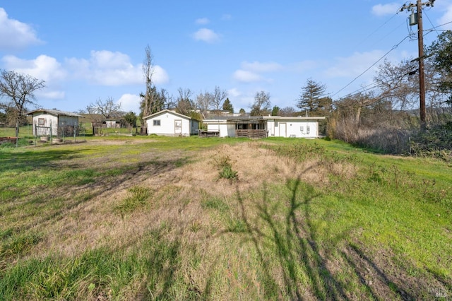 view of yard with an outdoor structure