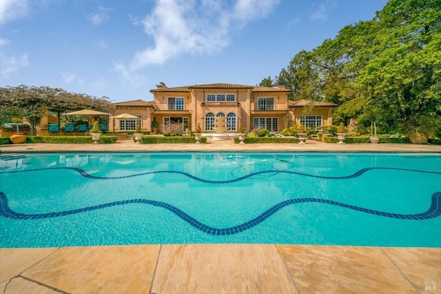 view of swimming pool