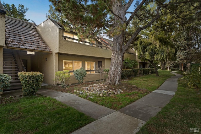 view of home's community featuring a yard