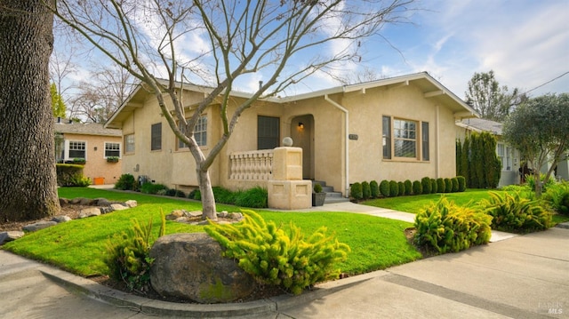 view of front of home featuring a front lawn