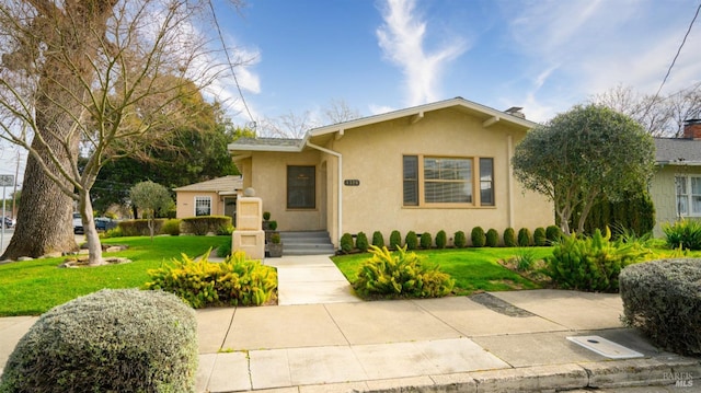 view of front of house with a front lawn