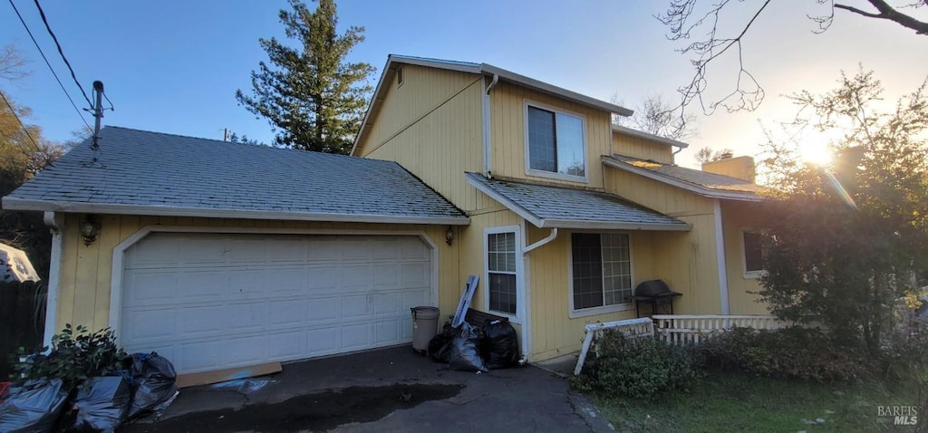 view of front facade featuring a garage