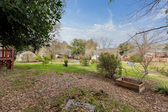 view of yard with an outdoor structure