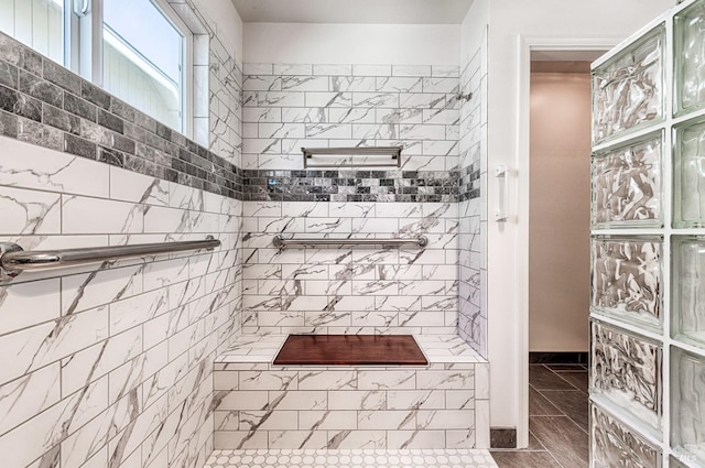 full bathroom featuring a tile shower