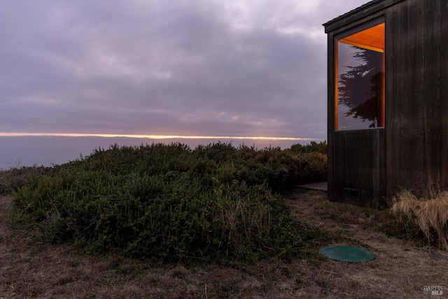 view of yard at dusk