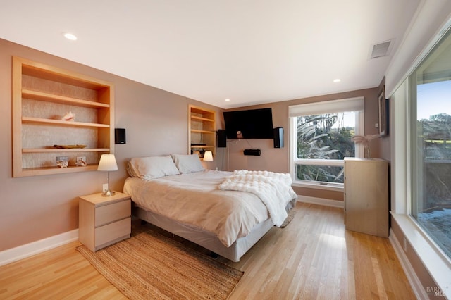 bedroom featuring light wood-style floors, visible vents, baseboards, and recessed lighting