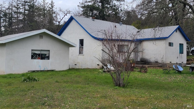 back of house featuring a yard