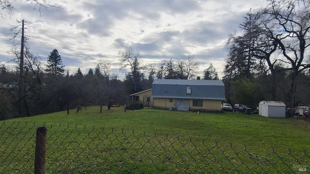 view of yard featuring a shed