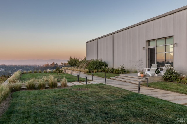 view of yard at dusk