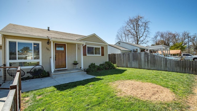 view of front facade with fence and a front lawn