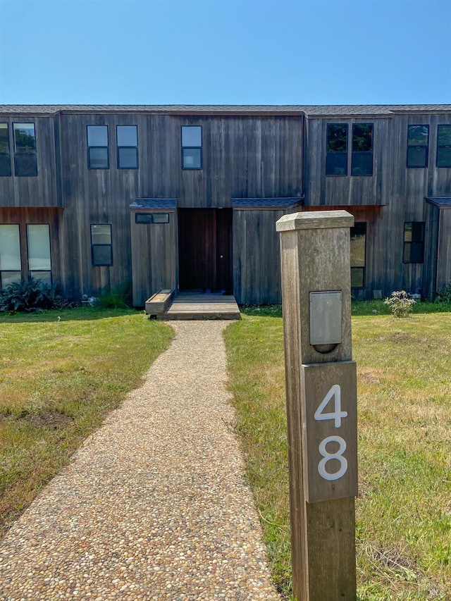 view of front of house with a front lawn