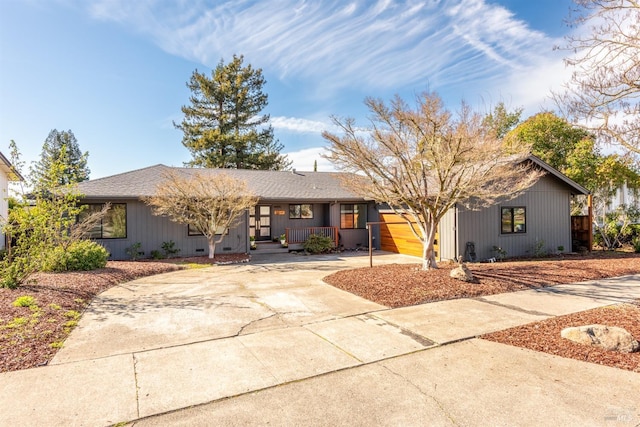 view of front facade featuring driveway