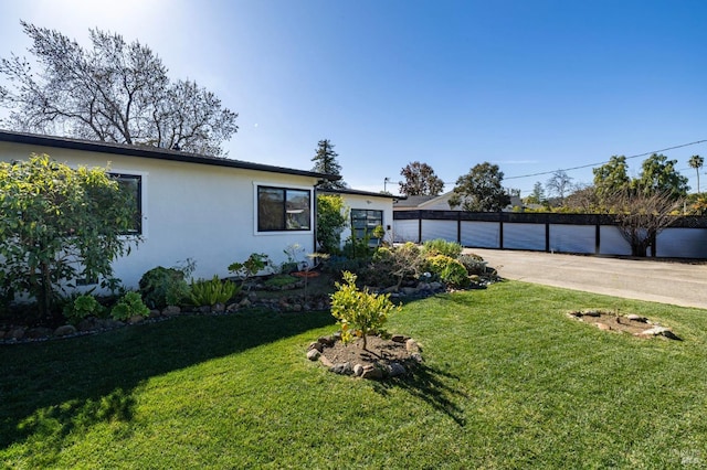 view of front facade featuring a front yard