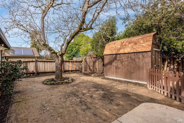 view of yard with a storage shed