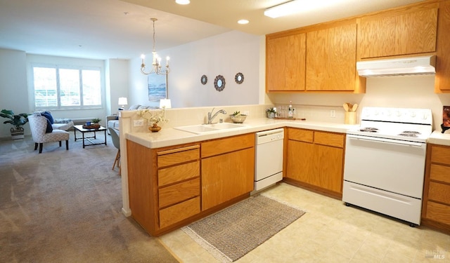 kitchen featuring decorative light fixtures, sink, white appliances, kitchen peninsula, and an inviting chandelier