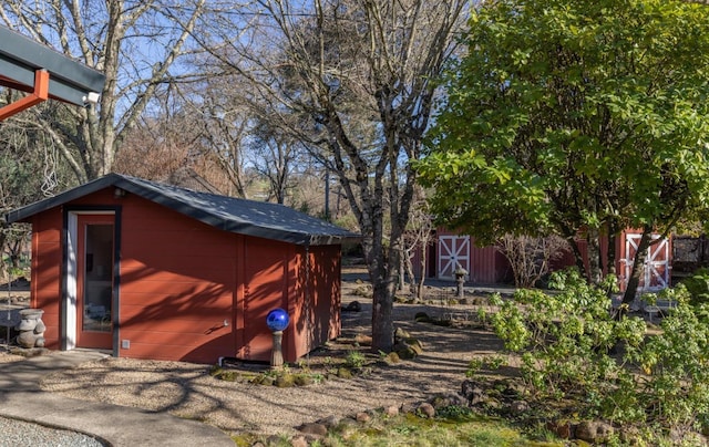 view of yard featuring an outdoor structure