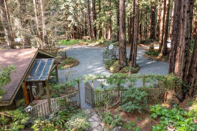 view of yard featuring an outdoor structure