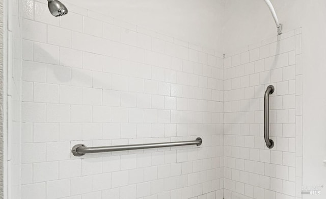 bathroom featuring tiled shower