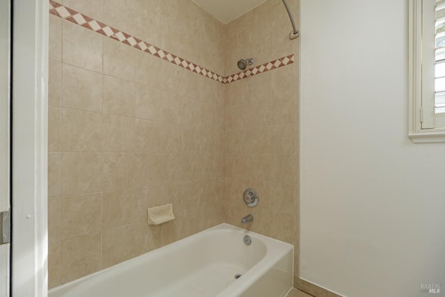 bathroom featuring tiled shower / bath combo