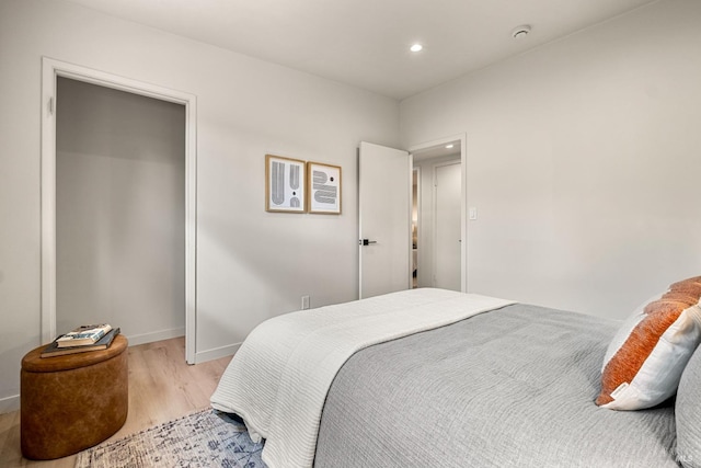 bedroom featuring light wood-style flooring, baseboards, and recessed lighting