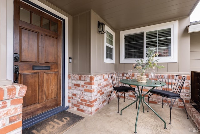 property entrance featuring a porch