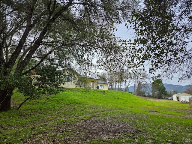 view of yard with a mountain view