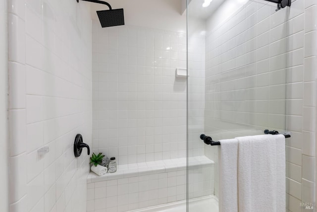 bathroom featuring a tile shower