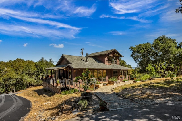 view of front of property featuring a garden