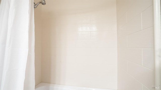 bathroom with shower / bath combo