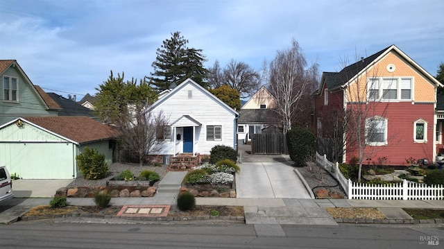 view of front of property featuring driveway and a fenced front yard