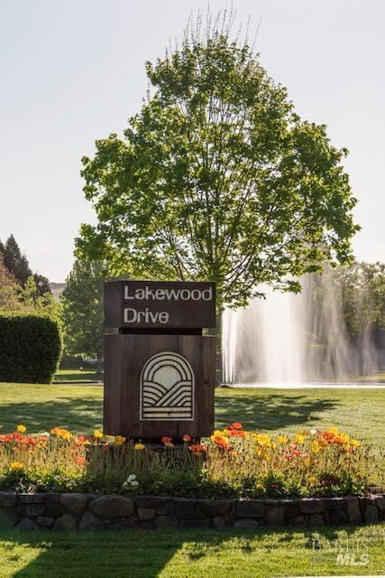 community / neighborhood sign featuring a lawn