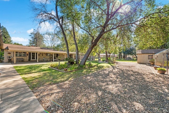 view of yard with an outdoor structure