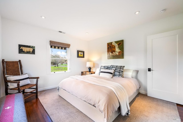 bedroom featuring dark wood-type flooring, recessed lighting, visible vents, and baseboards