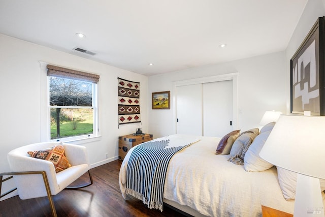 bedroom with dark wood-style floors, recessed lighting, a closet, visible vents, and baseboards