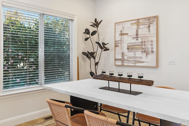 dining space with visible vents and baseboards