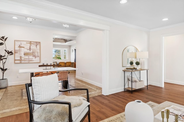 living area with recessed lighting, baseboards, crown molding, and wood finished floors