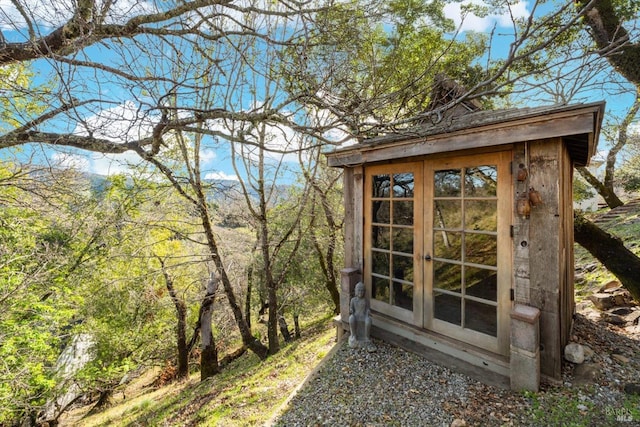 view of outdoor structure with an outbuilding