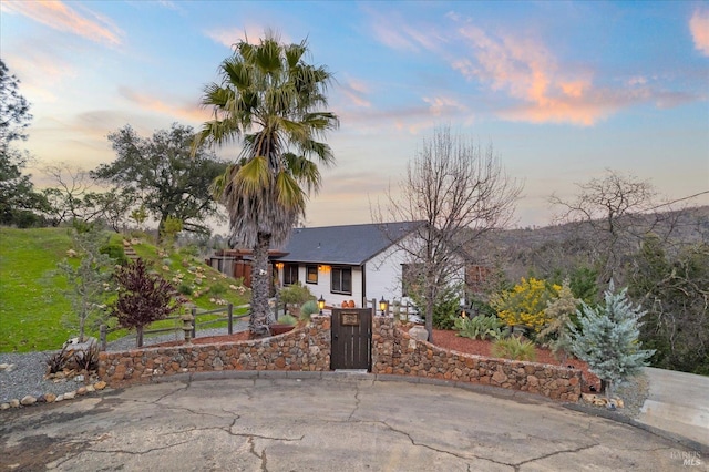 view of front of house with driveway and a fenced front yard