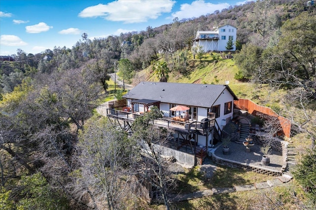 bird's eye view with a wooded view