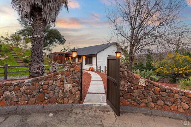 view of front of property featuring a fenced front yard