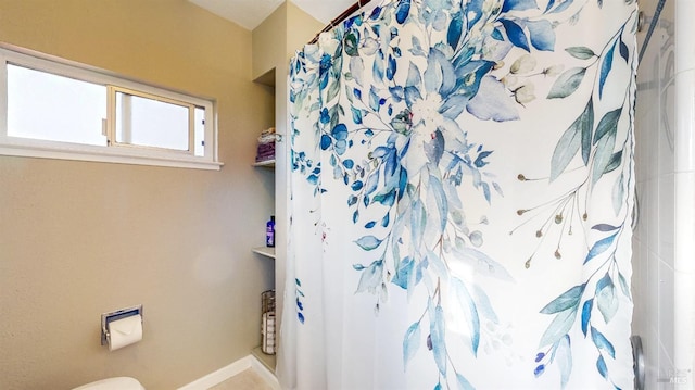 full bath featuring a shower with curtain and baseboards