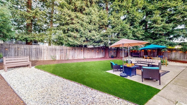 view of yard with a patio area, a fenced backyard, and outdoor lounge area