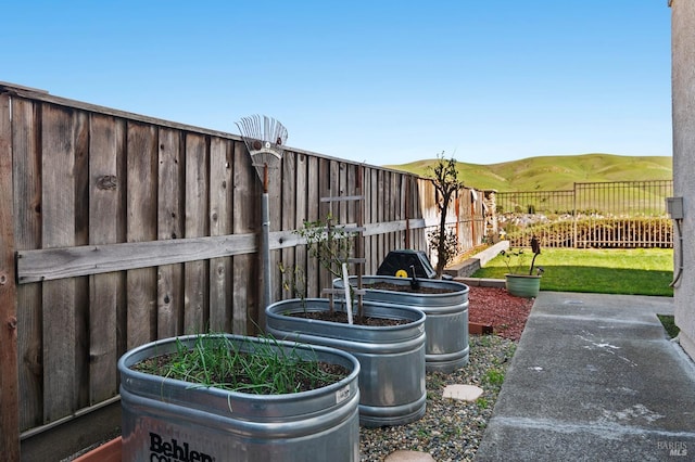 exterior details featuring a fenced backyard and a mountain view