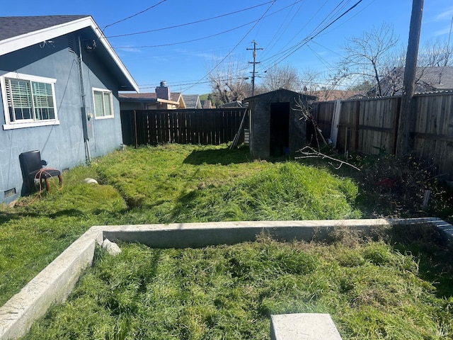 view of yard with a shed, an outdoor structure, and a fenced backyard