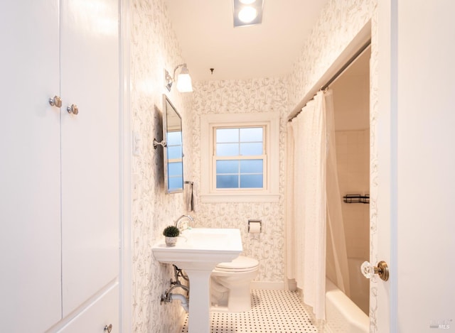 full bathroom with shower / bath combination with curtain, toilet, and wallpapered walls