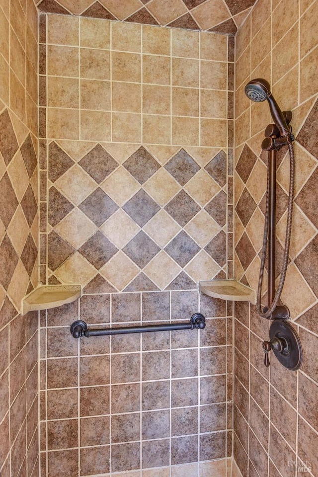 bathroom featuring tiled shower