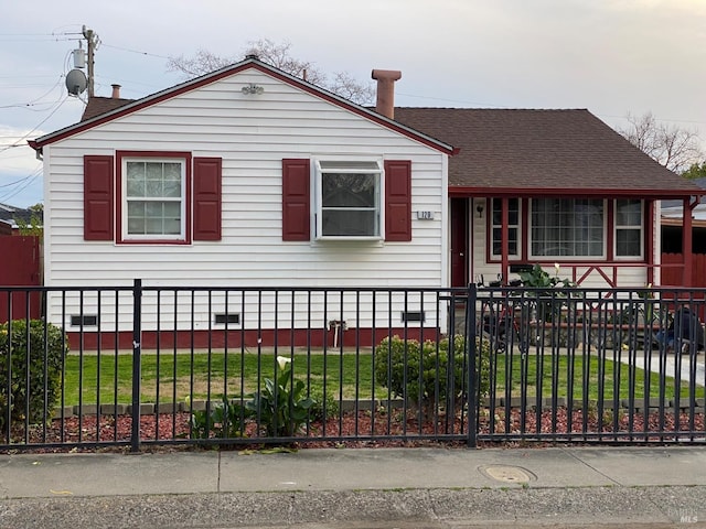 view of front facade featuring a fenced front yard