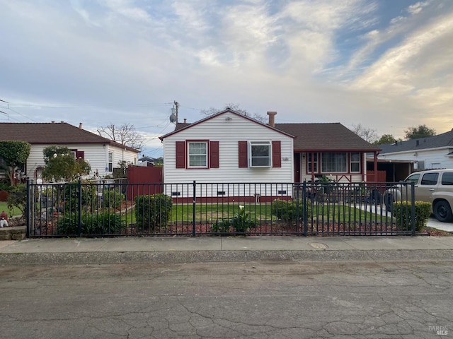 view of front of home featuring a fenced front yard